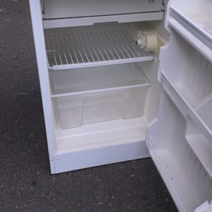 Fridgemaster under-counter small fridge with icebox