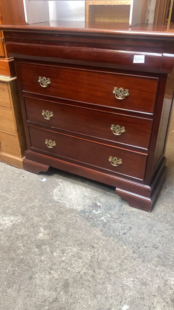 Cherry coloured four drawer chest of  drawers with brass handles - Image 3
