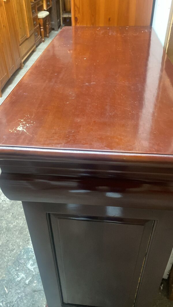 Cherry coloured four drawer chest of  drawers with brass handles - Image 4