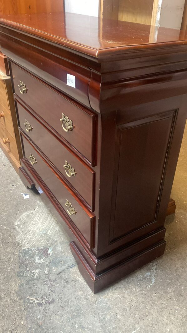 Cherry coloured four drawer chest of  drawers with brass handles - Image 2