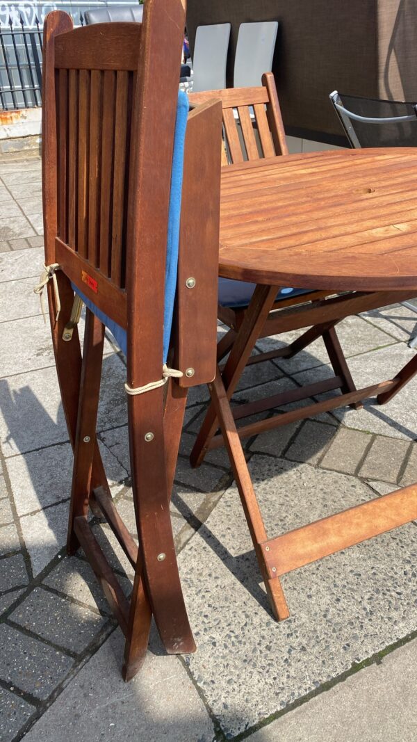 Teak garden folding table with two matching folding chairs - Image 10