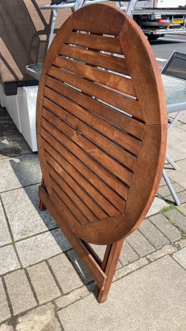 Teak garden folding table with two matching folding chairs - Image 3