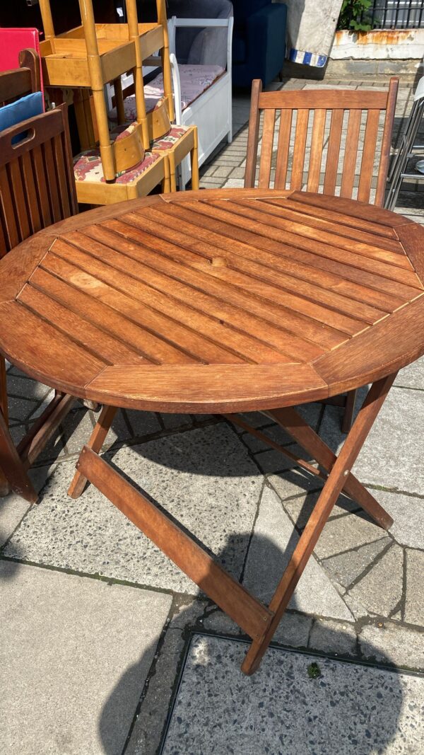 Teak garden folding table with two matching folding chairs - Image 9